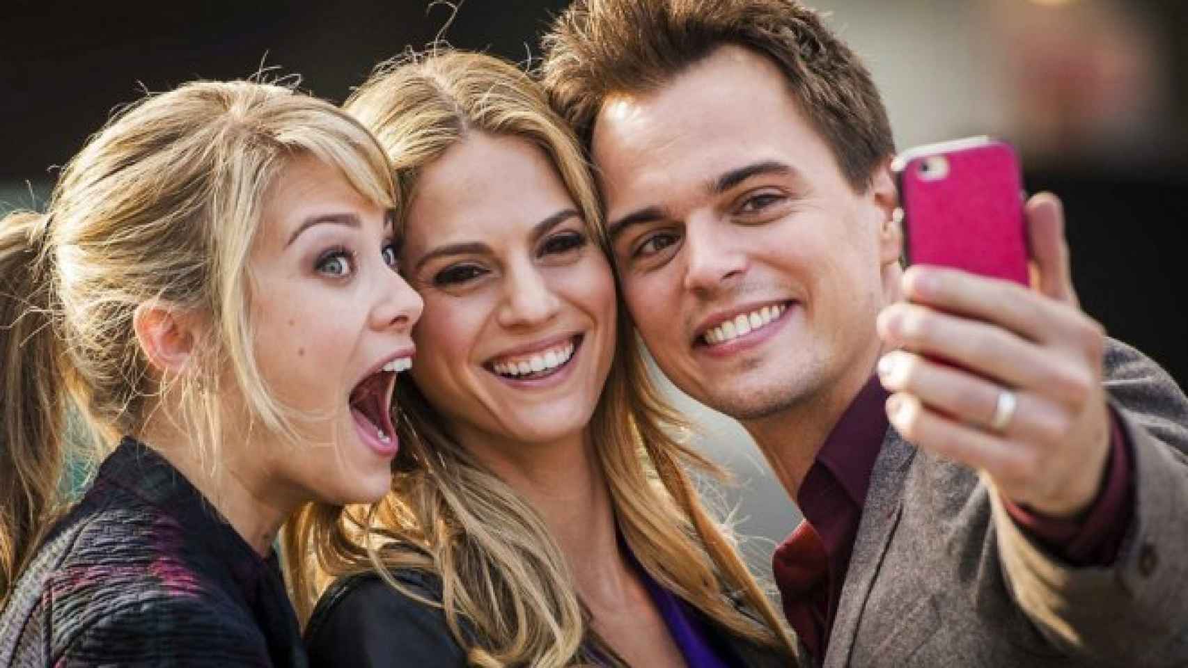 Tres jóvenes se hacen un selfie, en una imagen de archivo.
