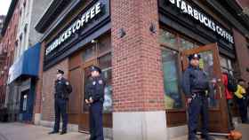 El local de Starbucks en Filadelfia en el que dos hombres de raza negra fueron detenidos.