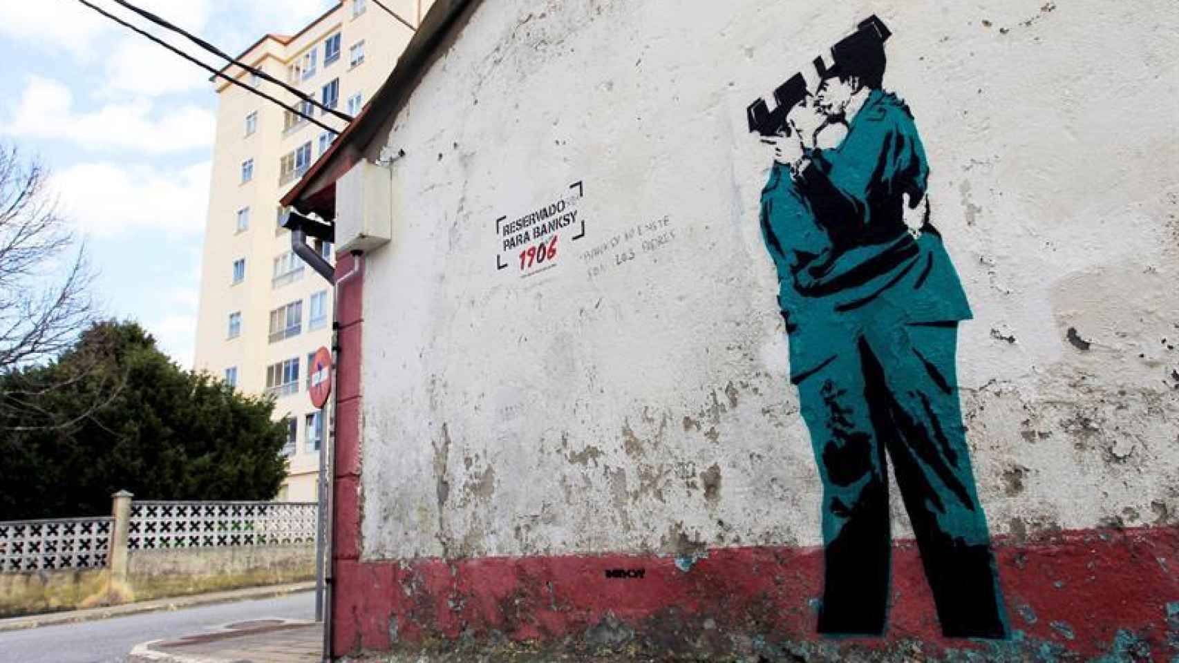 El grafiti ha sido pintado por Banksy, pero todavía no se ha podido confirmar la autoría de la obra.
