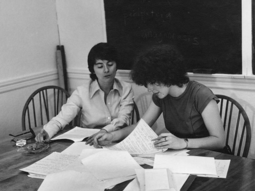 Camille Paglia dirigiendo una tutoría en 1977. Marlboro a su derecha.
