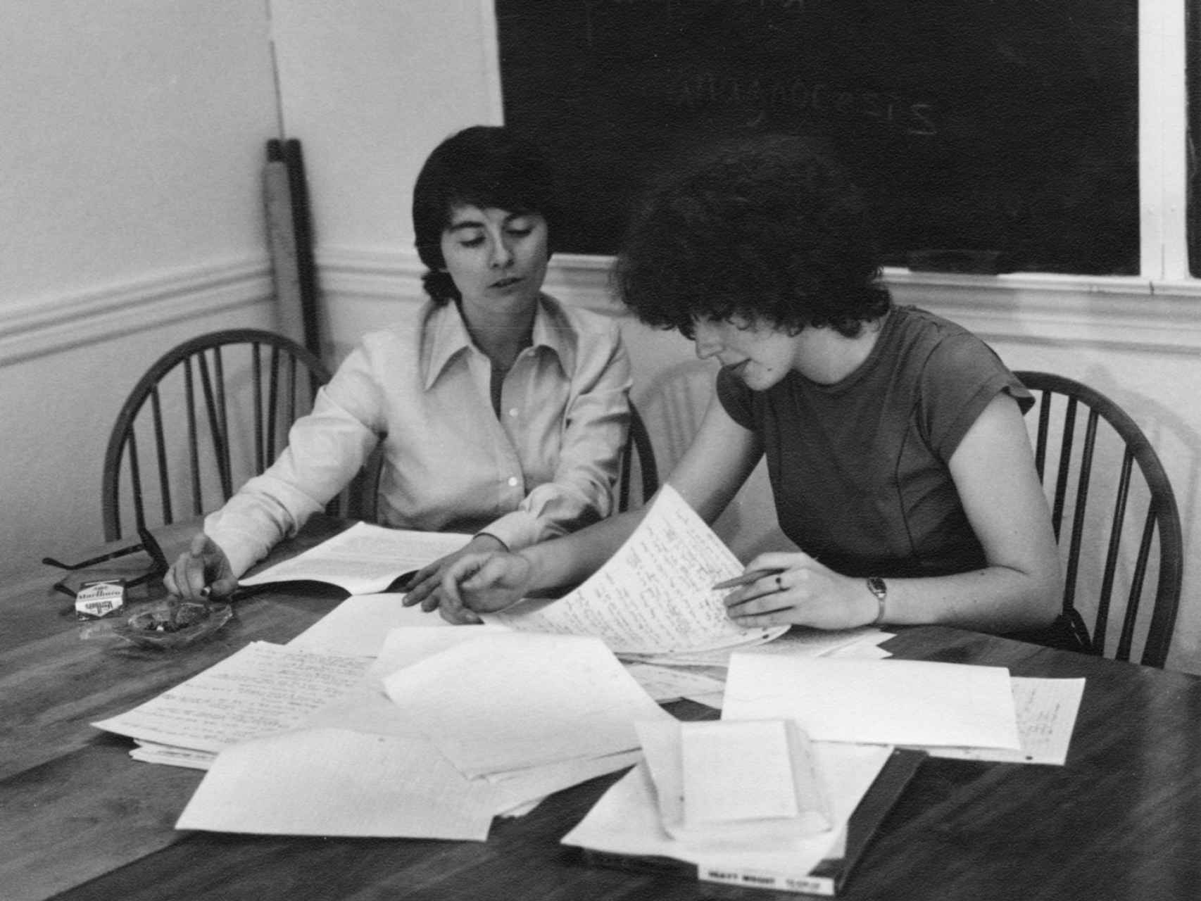 Camille Paglia dirigiendo una tutoría en 1977. Marlboro a su derecha.