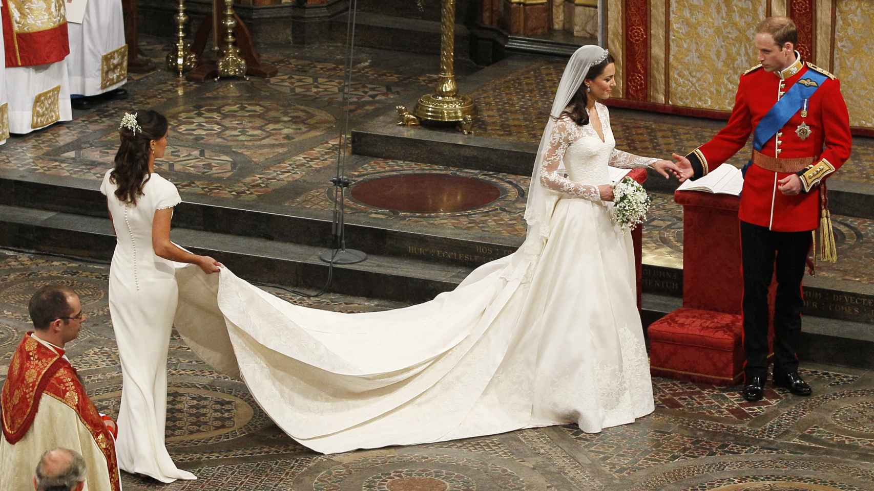 Kate Middleton luciendo el diseño de Alexander McQueen el día de su boda.