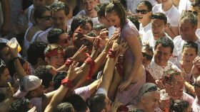 Unos jóvenes tocan los pechos a una mujer en San Fermín.