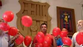 Peñistas del Barcelona en Sevilla con los globos rojos.