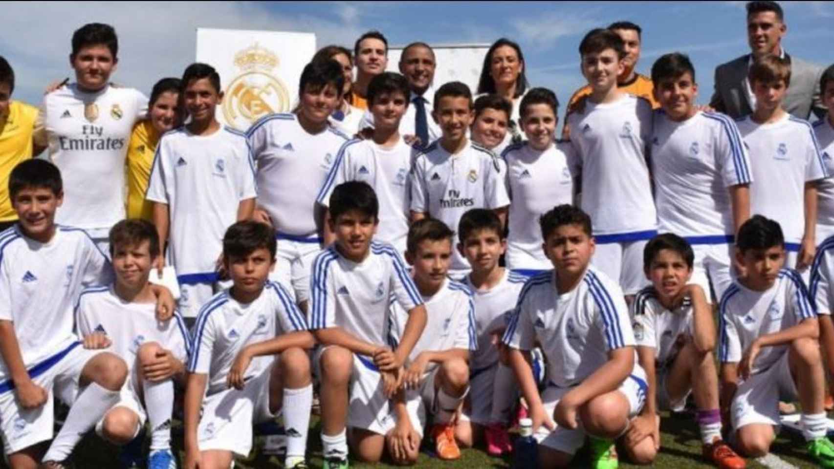 Niños de la Fundación del Real Madrid en Jaén junto a Roberto Carlos