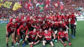 Vinicius junto a sus compañeros del Flamengo en Maracaná. Foto: Twitter (@vini11Oficial)