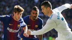 Cristiano, yéndose de los rivales del Barcelona