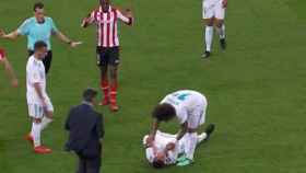 Sergio Ramos, en el suelo dolorido