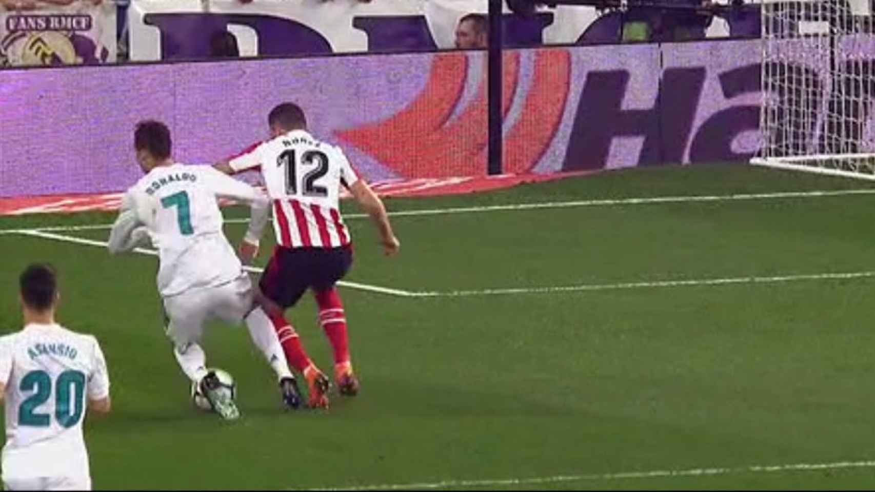 Cristiano Ronaldo pidió penalti de Unai Núñez