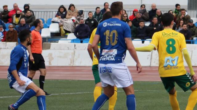 Zárate, de espaldas, en un partido del Socuéllamos. Foto: UD Socuéllamos