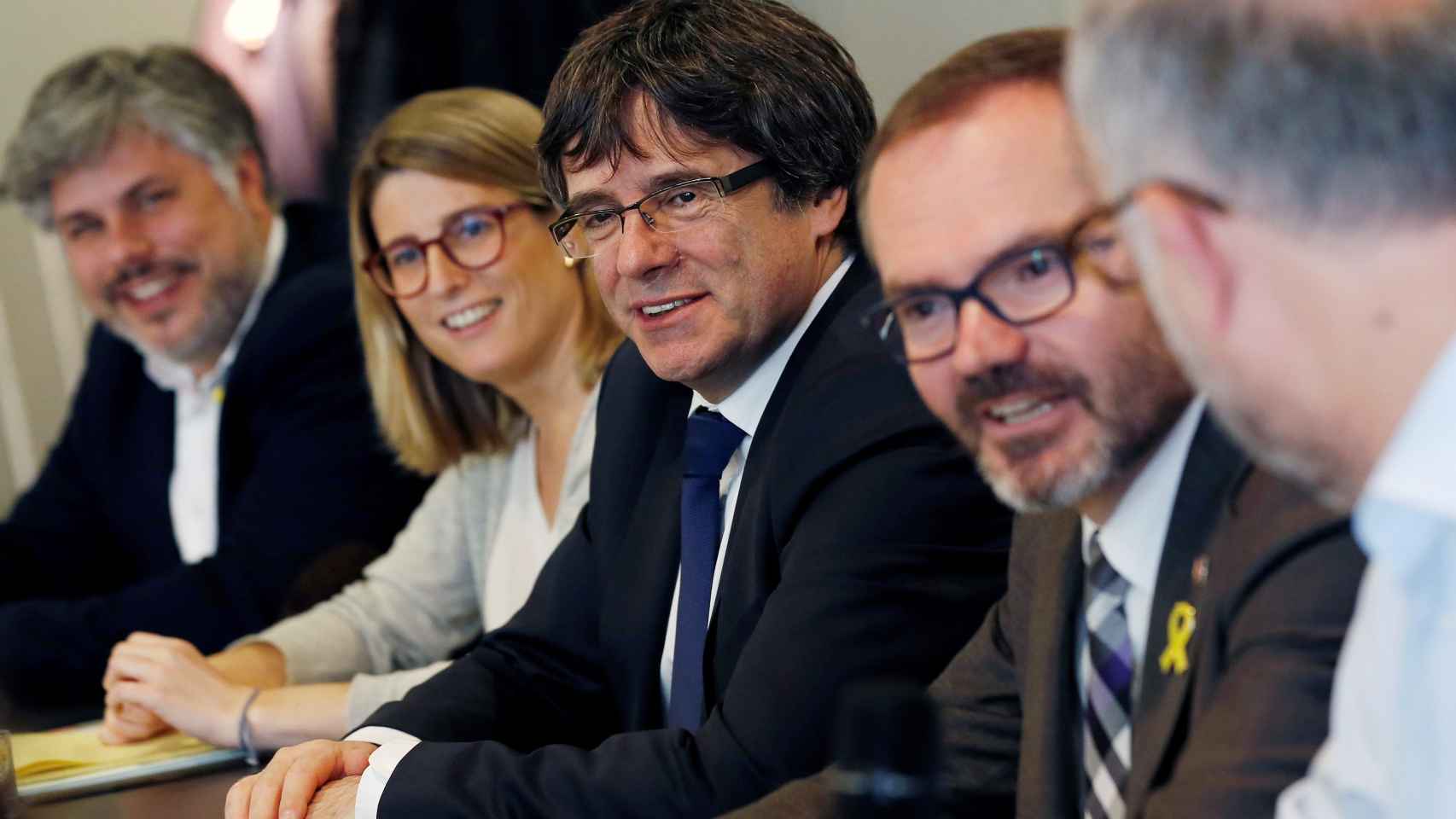 Puigdemont, en una reunión con diputados de su grupo en Berlín.