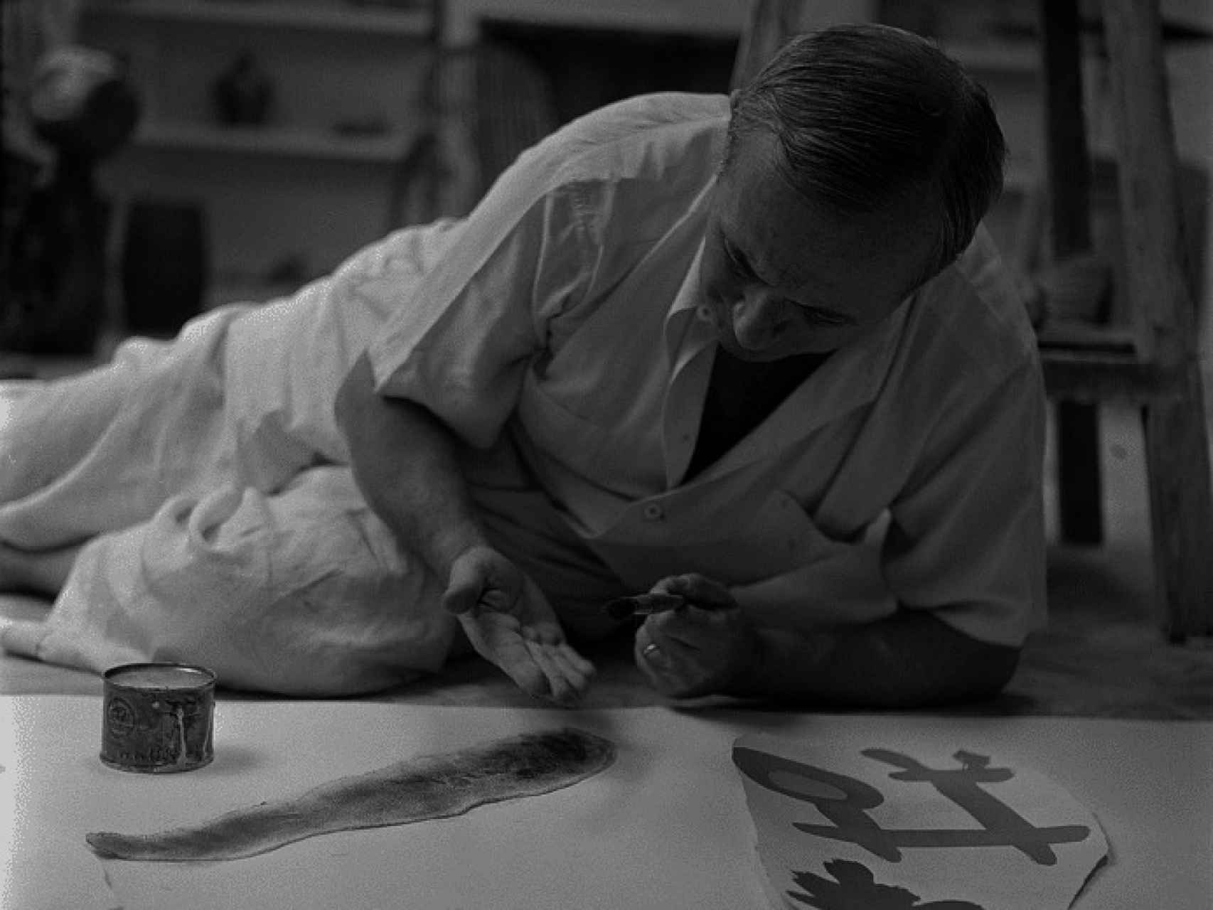 Miró trabajando en el estudio de la masía de Mont-roig.