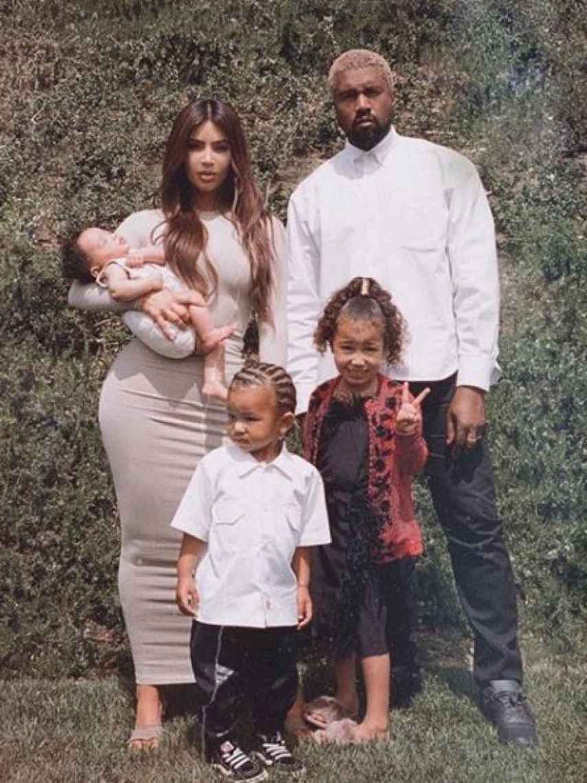 Kim y Kanye con sus tres hijos.