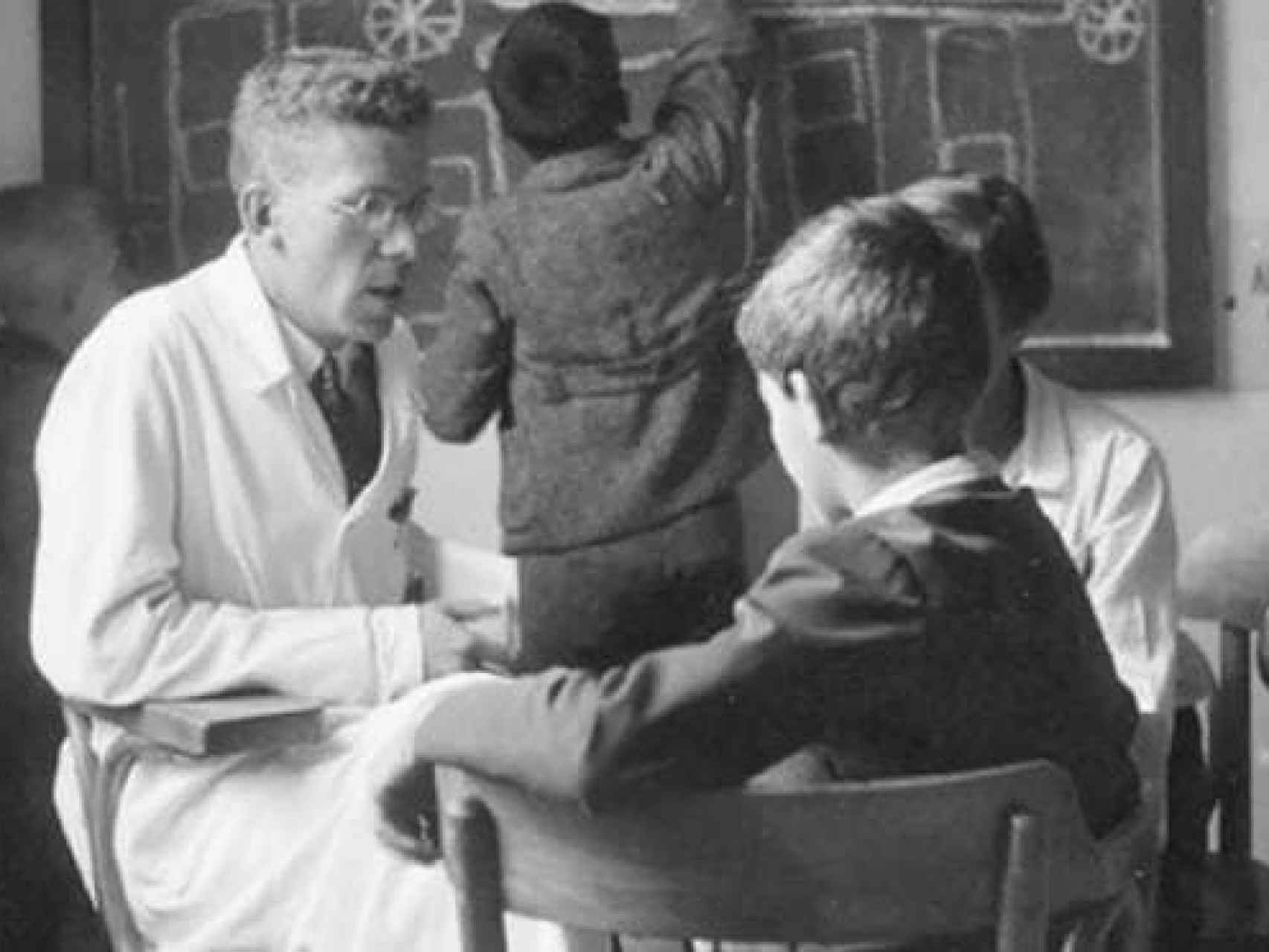 Hans Asperger con un niño.