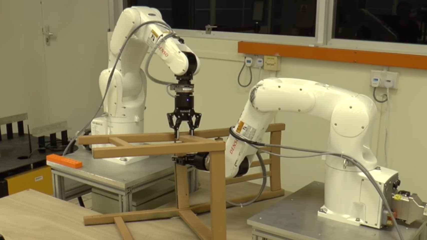 Los robots confirman su superioridad la humanidad montando muebles de Ikea