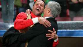 Mourinho y Julio César se abrazan en un partido.