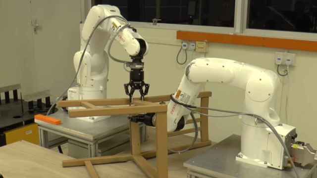 Robot con dos brazos montando una silla de IKEA.