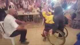 Baila sevillanas en silla de ruedas en la Feria de Abril