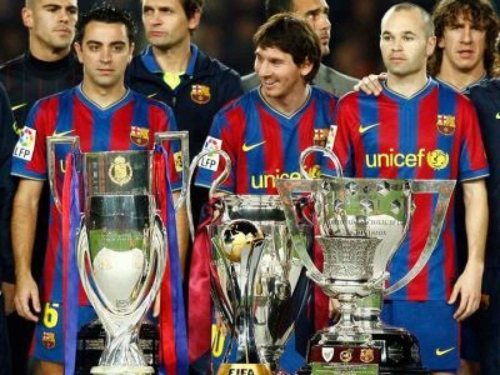 Iniesta, junto a Messi y Xavi con las seis copas del Sextete.