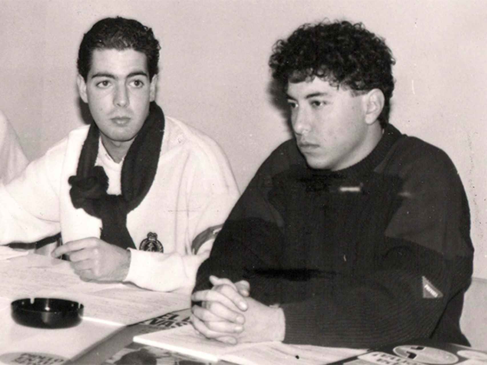 A la derecha, Tomás Burgos, en la sede de AP durante los años 80.