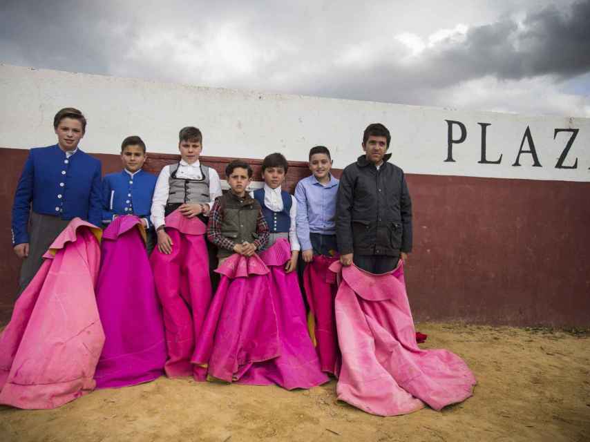 Los más pequeños de la Escuela Taurina Amate-Sevilla en el tentadero de la Finca La loma.