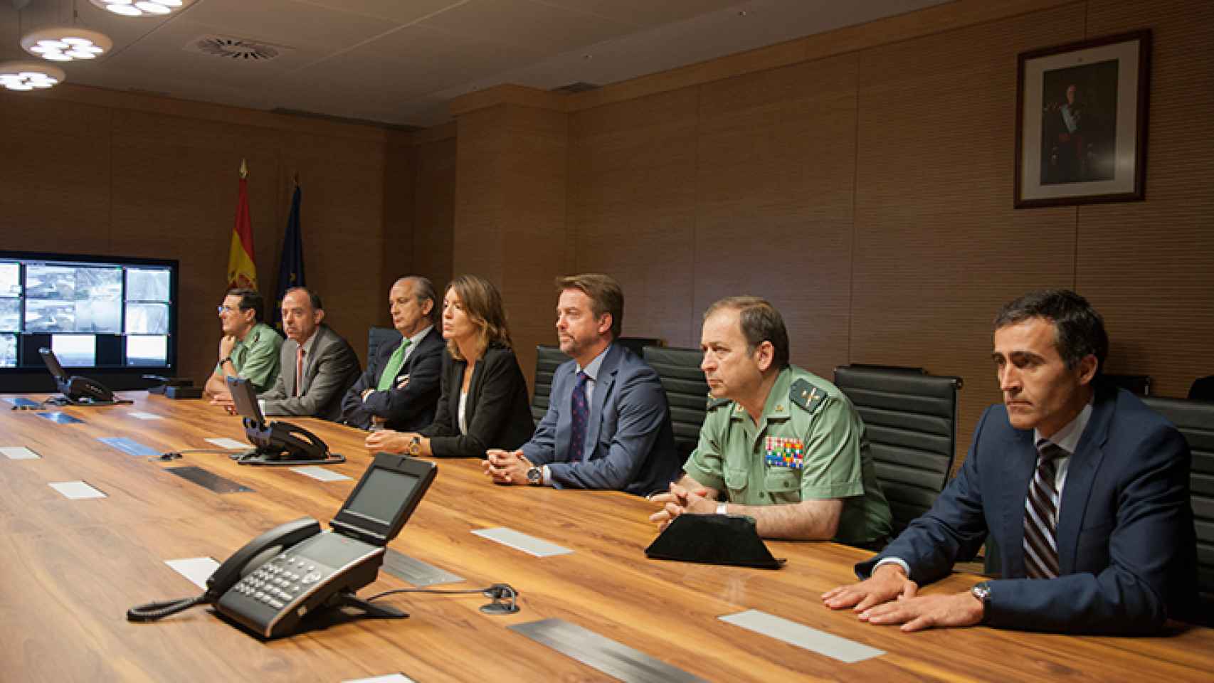 Alejandro, en el centro y con traje gris, en el gabinete de Seguridad de Moncloa.