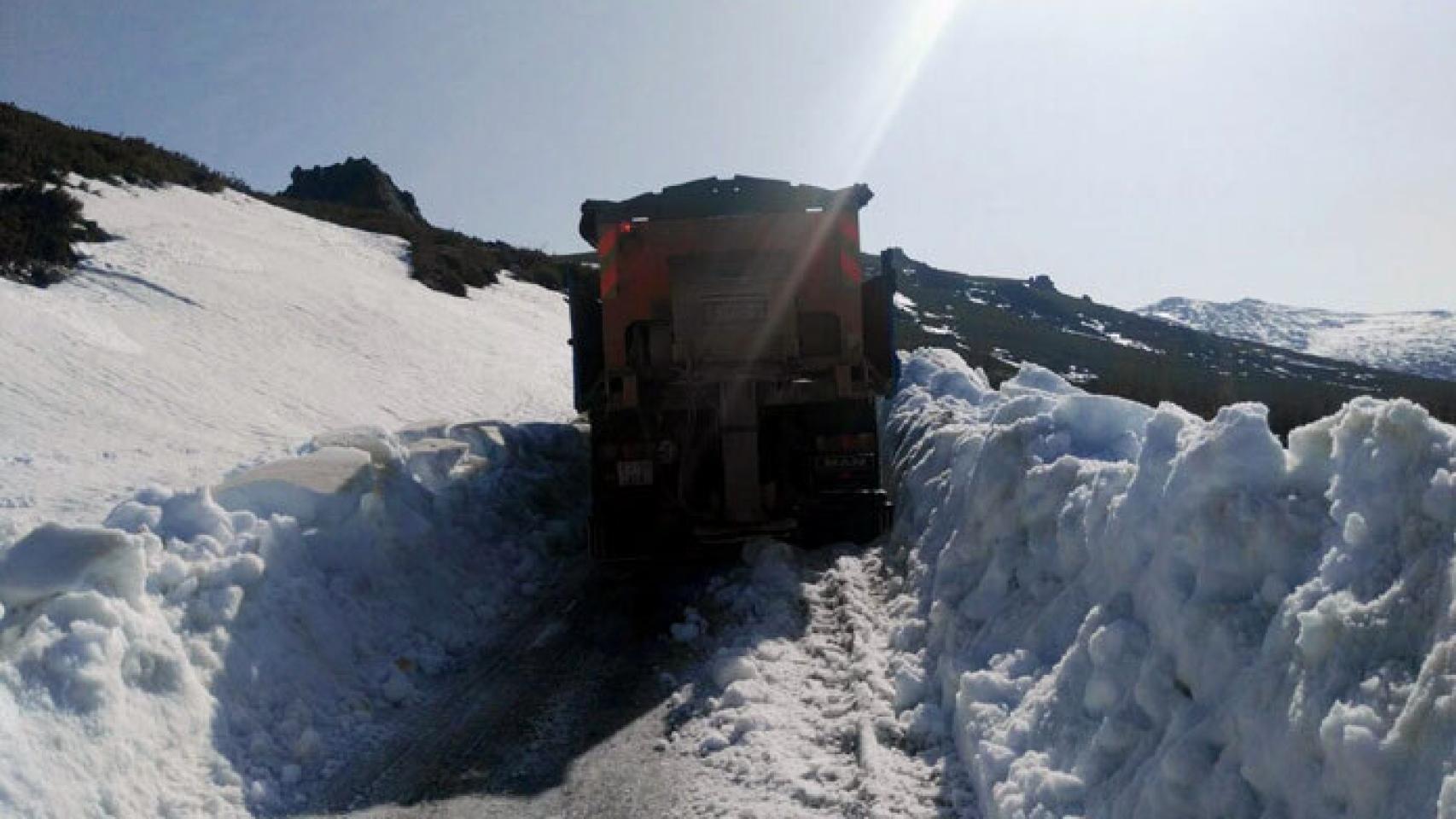 La inolvidable experiencia de nueve bomberos de CyL en 'La sociedad de la  nieve', nominada a los Oscar: Ha sido impagable