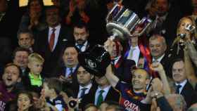 Iniesta, con el título de Copa que ganó el Barcelona en 2016.