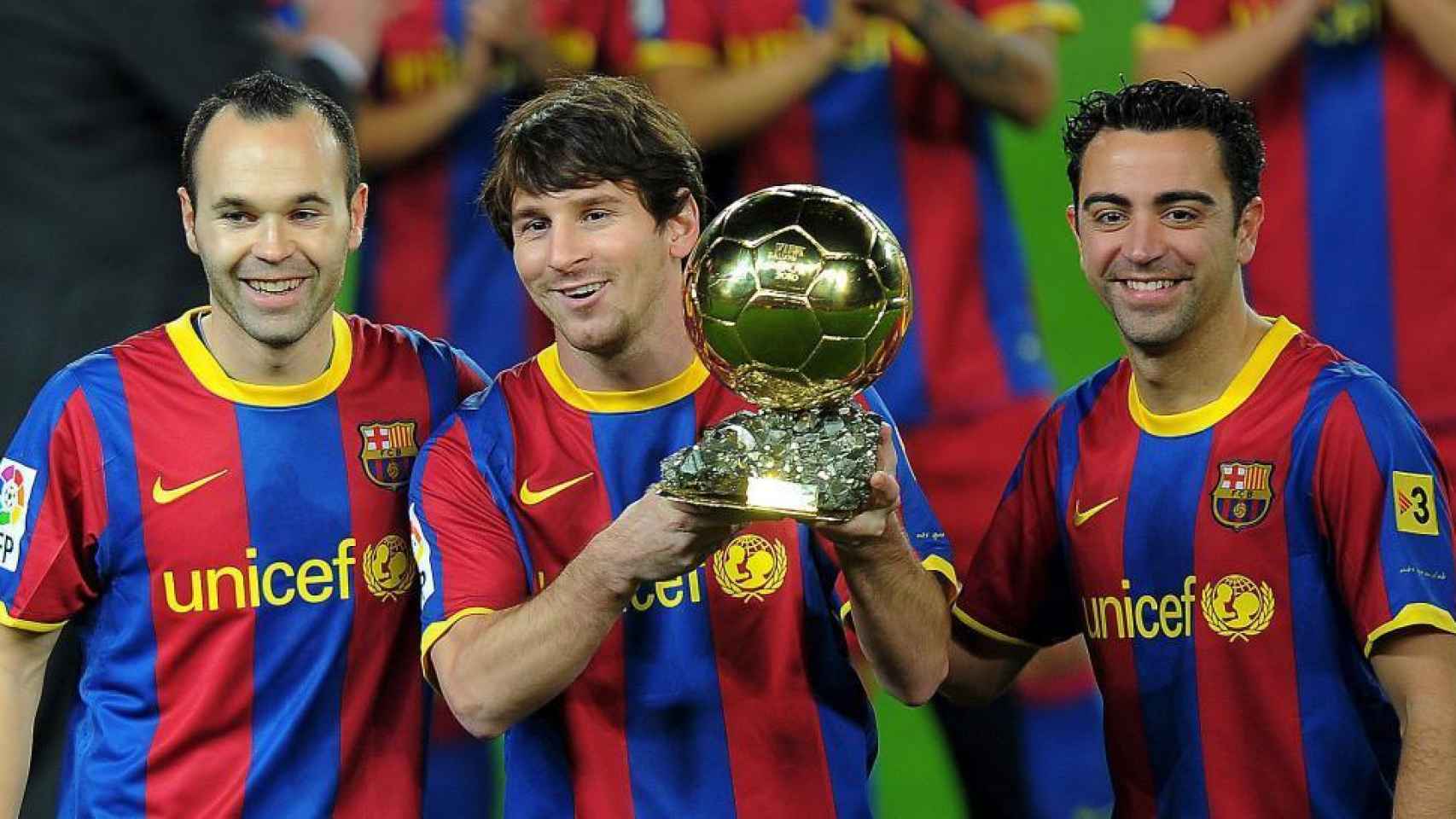 Iniesta, nombrado segundo mejor jugador del mundo, posa junto a Messi (ganador del Balón de Oro) y Xavi (tercero).