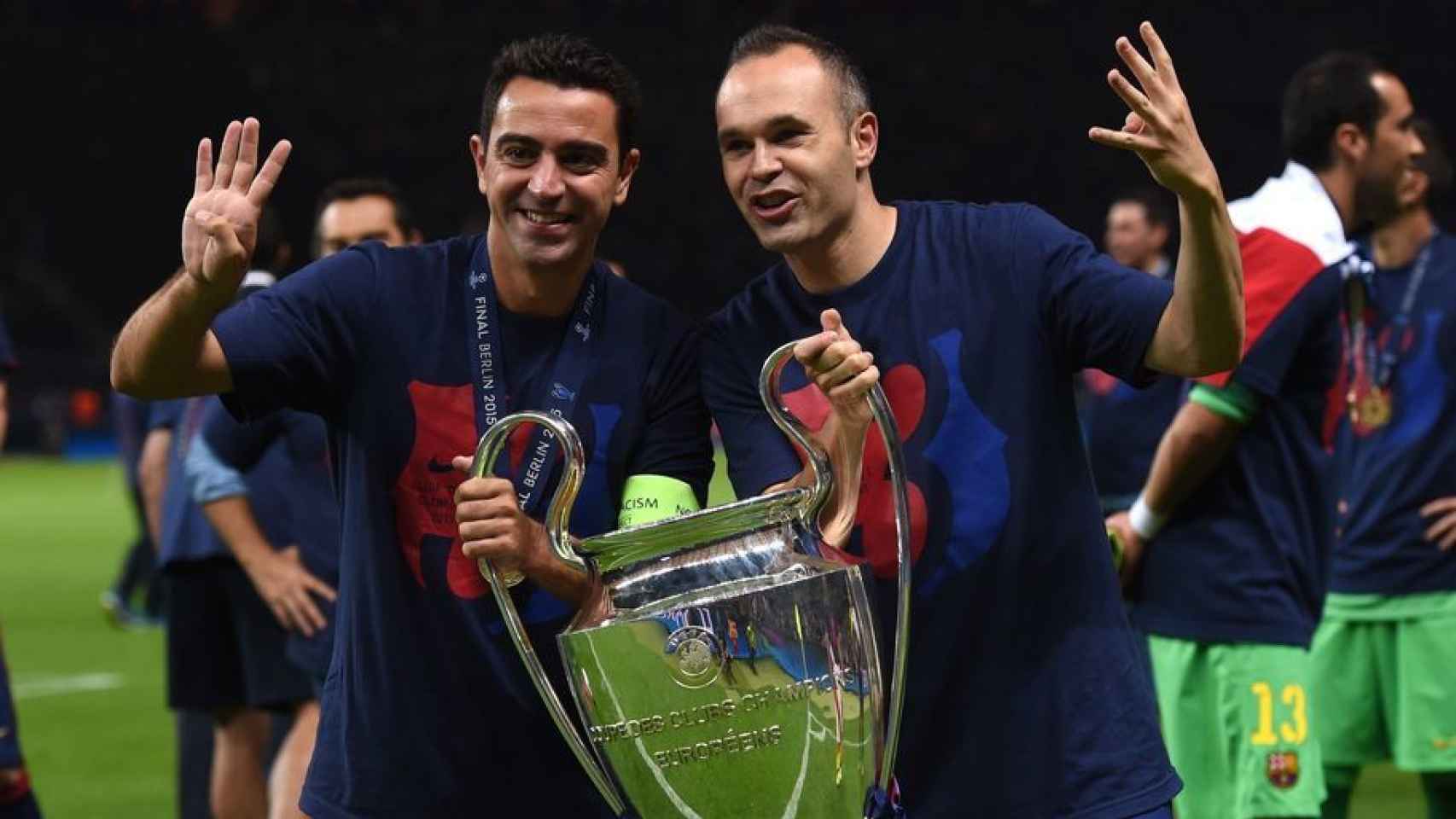 Iniesta posa junto a Xavi. Gana su cuarta Champions y última con el Barcelona.  Su equipo gana (1-3) a la Juventus.
