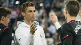 Cristiano Ronaldo saluda a Kepa. Foto: Virginia López / El Bernabéu