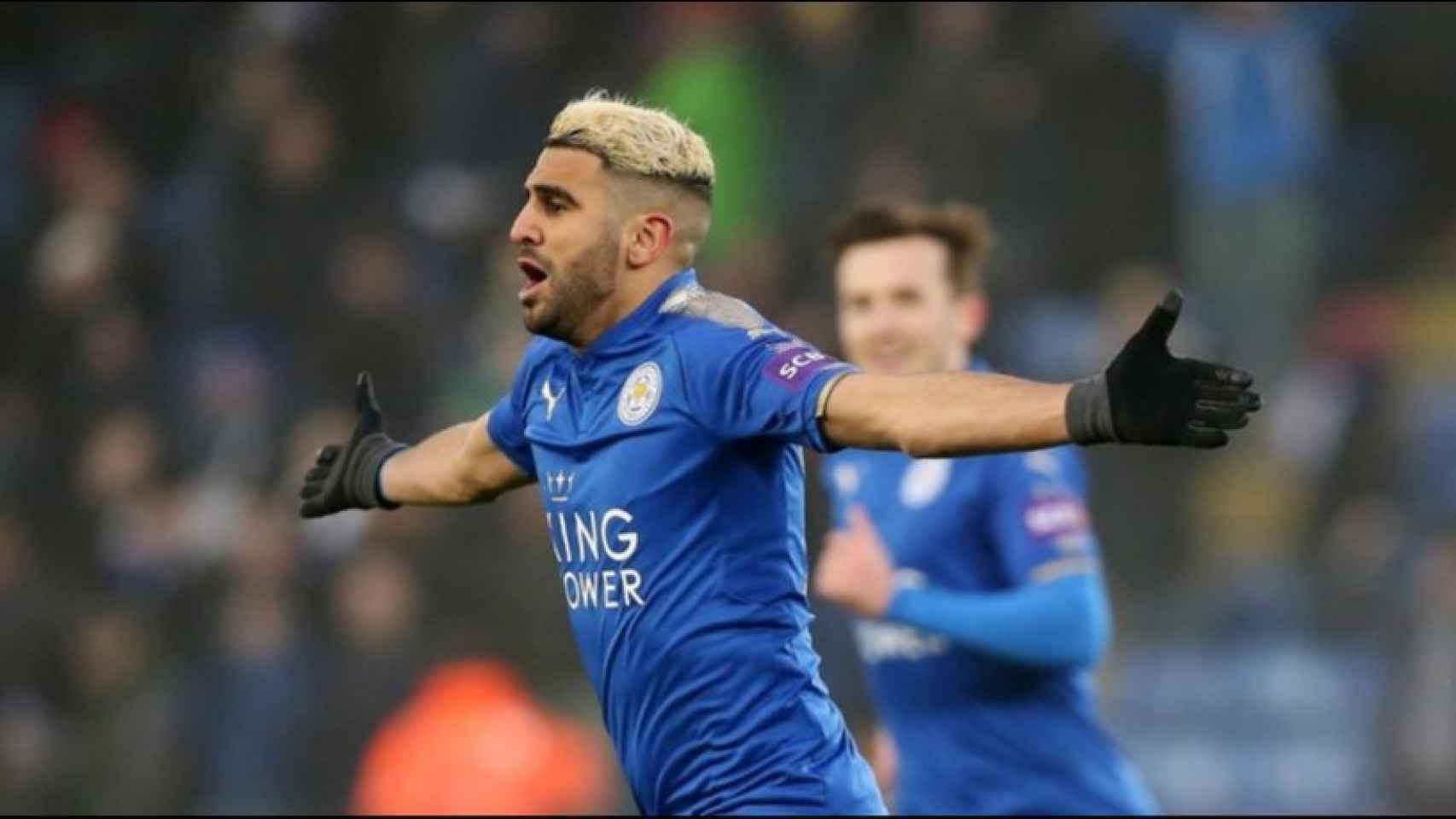 Riyad Mahrez celebra un gol con el Leicester