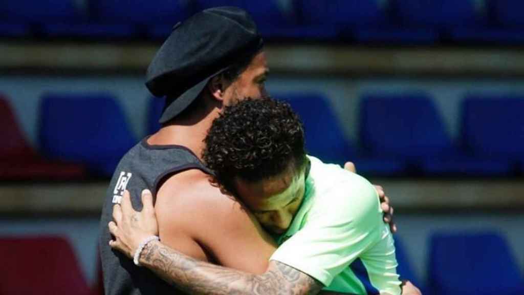 Ronaldinho y Neymar se abrazan. Foto: Twitter (@neymarjr).