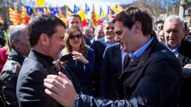 Rivera y Valls se saludan en la última manifestación de Sociedad Civil en Barcelona.