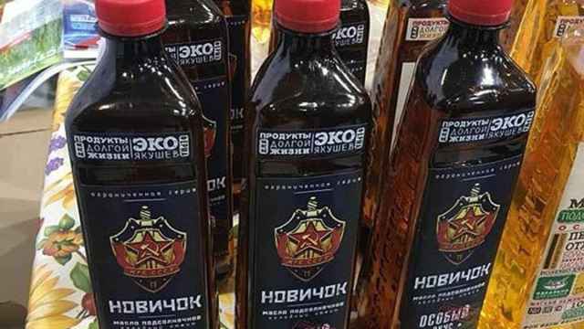 Las botellas de aceite de girasol con el nombre del gas nervioso y el logo de la KGB.