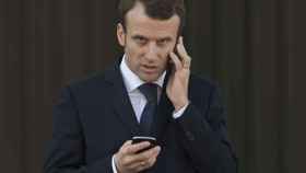 Macron usa el teléfono móvil en una imagen de archivo