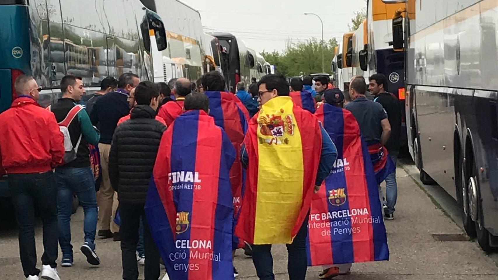 Aficionados del Barça, con banderas azulgranas y españolas, a su llegada a la Fan Zone.