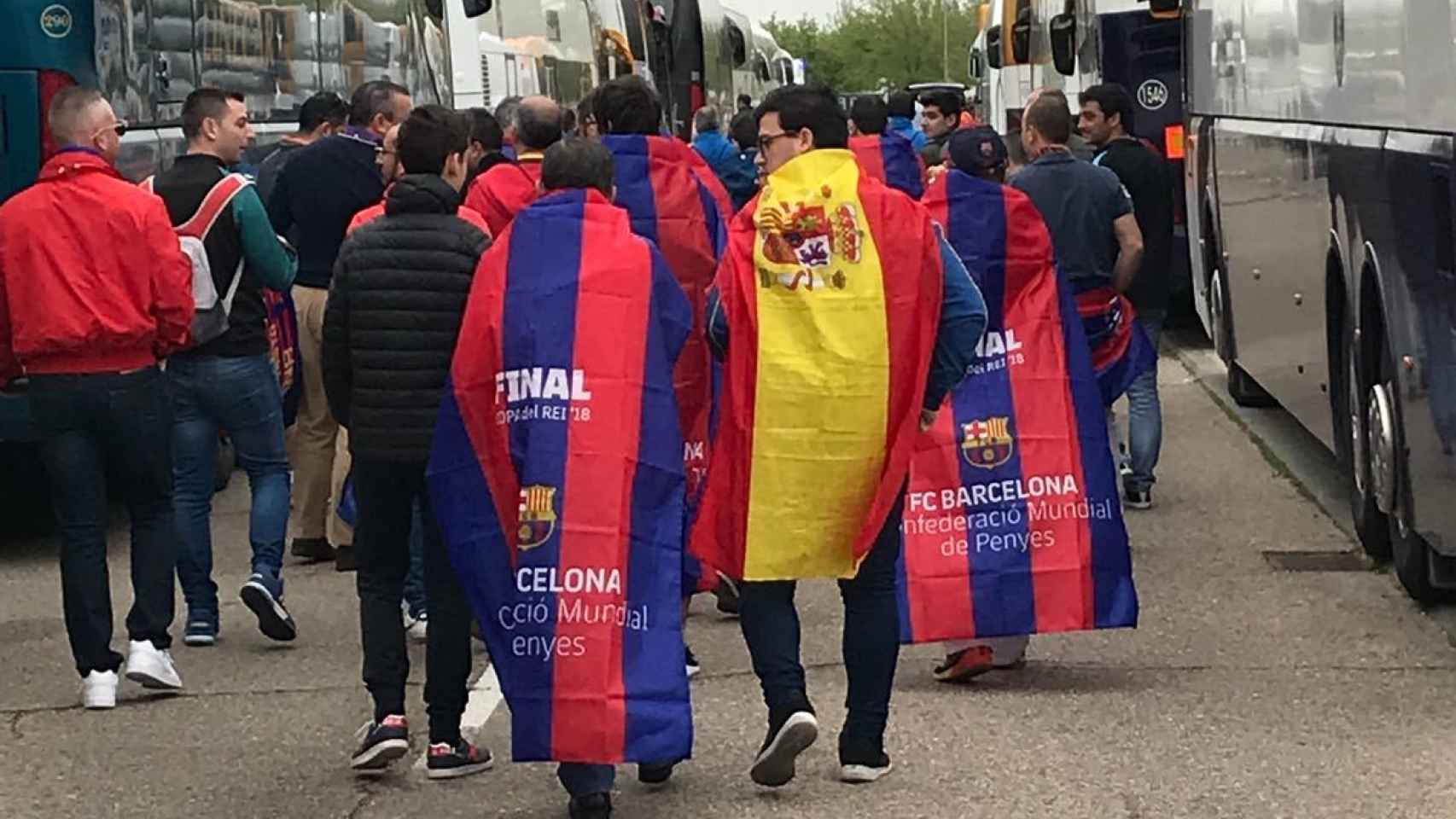 Aficionados del Barça, con banderas azulgranas y españolas, a su llegada a la Fan Zone.