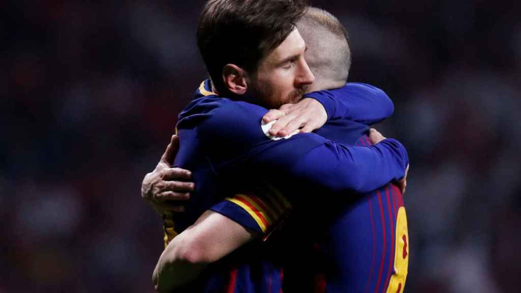 Messi e Iniesta se abrazan en la final de Copa.