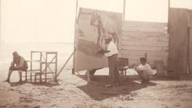 Sorolla pintando en la playa de El Cabanyal, Valencia, en 1909.