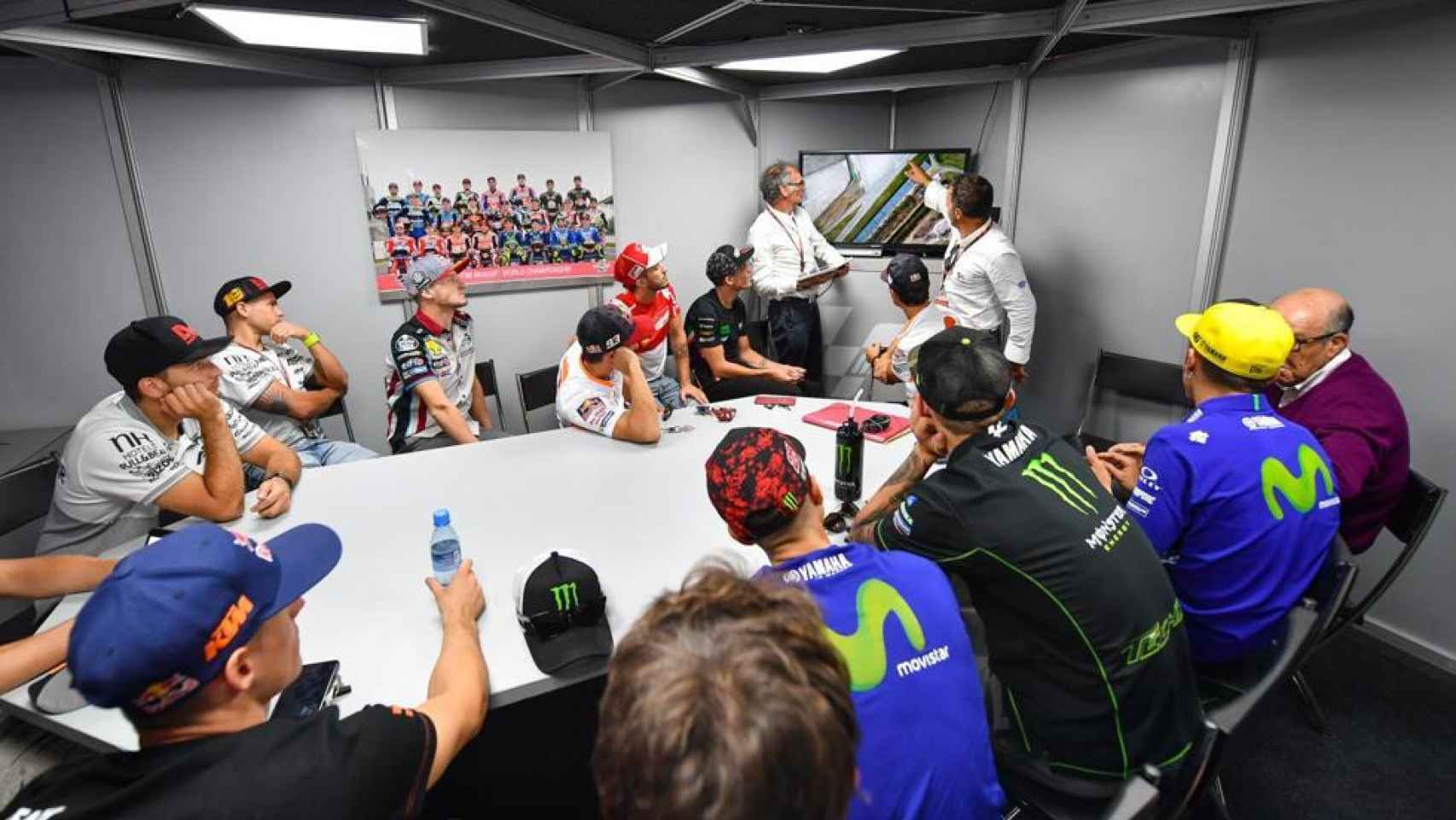 Los pilotos de MotoGP, en una reunión de la Comisión de Seguridad.