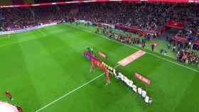 Suena el himno de España en la final de la Copa del Rey entre el Barcelona y el Sevilla. Foto: Twitter (@elchiringuitotv)