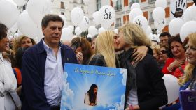 El padre, la hermana y la madre de Diana Quer, este sábado en la Puerta del Sol.