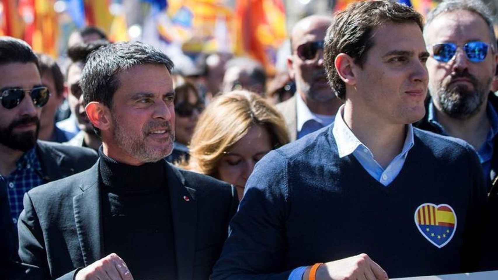 Valls, junto a Rivera durante la manifestación convocada por SCC en marzo.