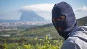 Un narcotraficante con 20 años de experiencia posa cerca de una playa de La Línea de la Concepción (Cádiz), con Gibraltar al fondo.