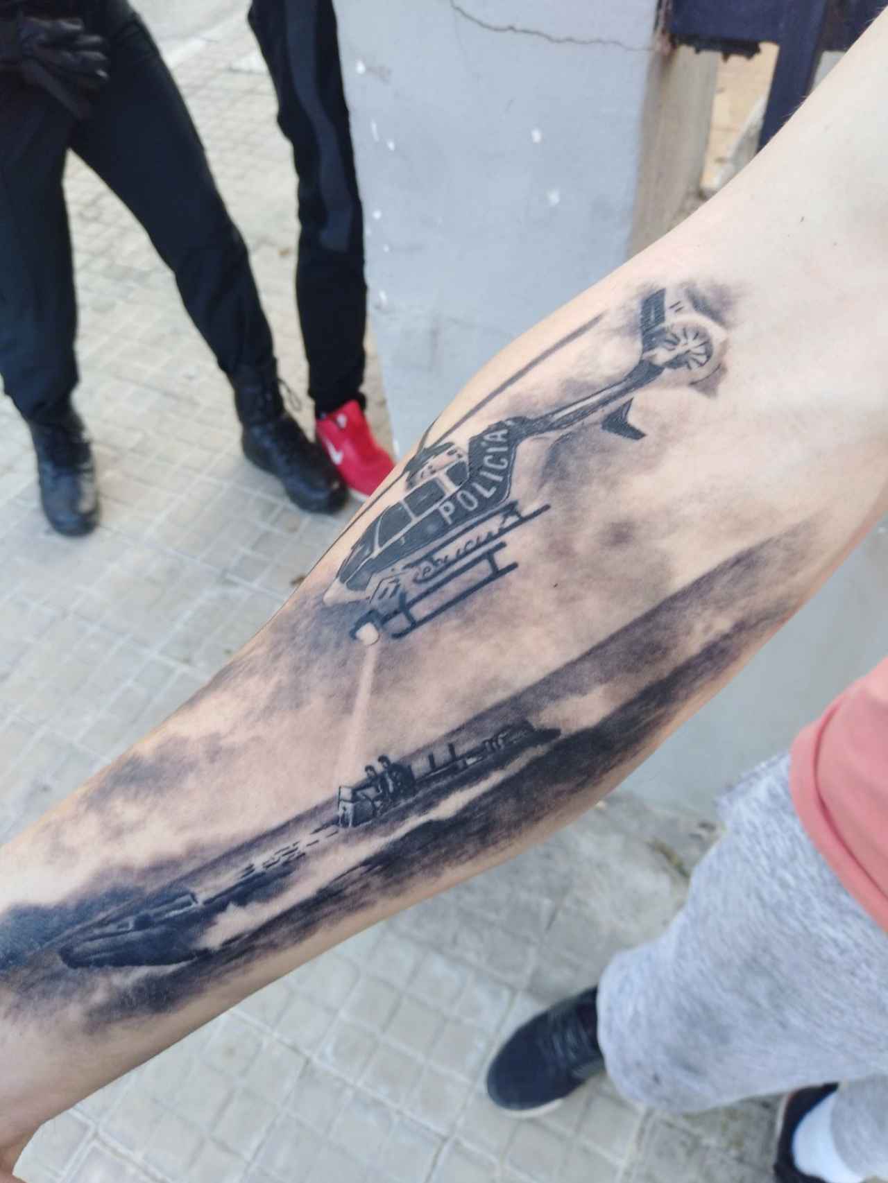 Tatuaje en el antebrazo derecho de un traficante de La Línea de la Concepción. Representa una persecución a una lancha llena de fardos.