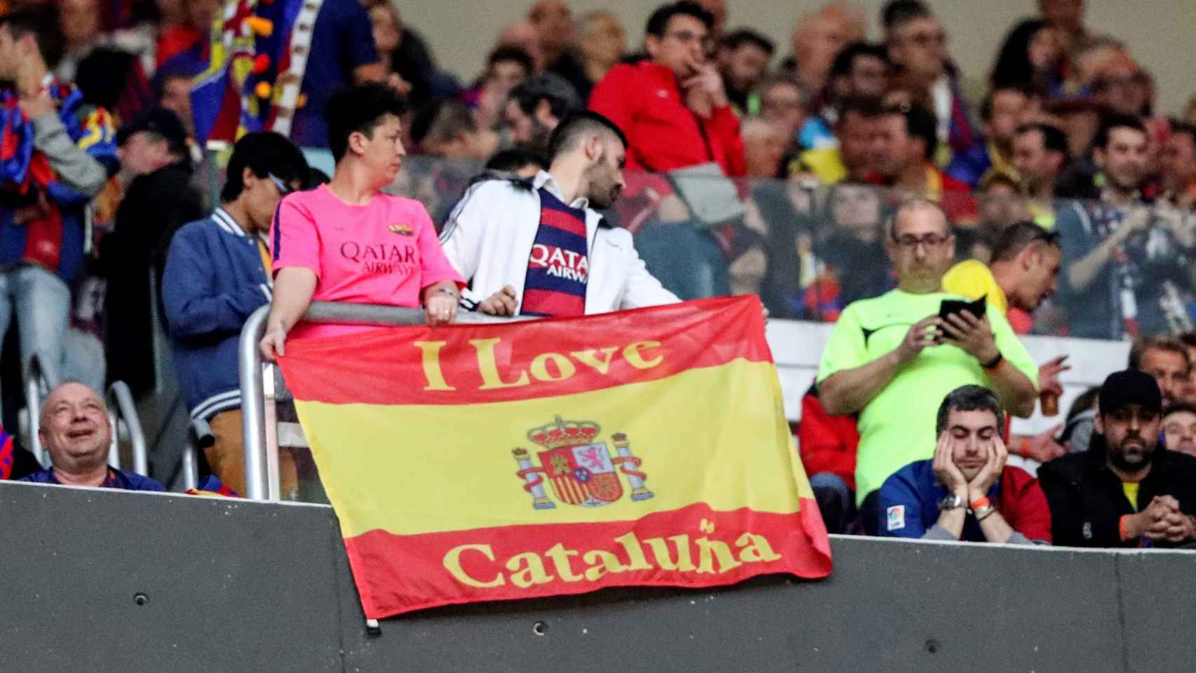 Aficionados del Barcelona con la bandera de España.