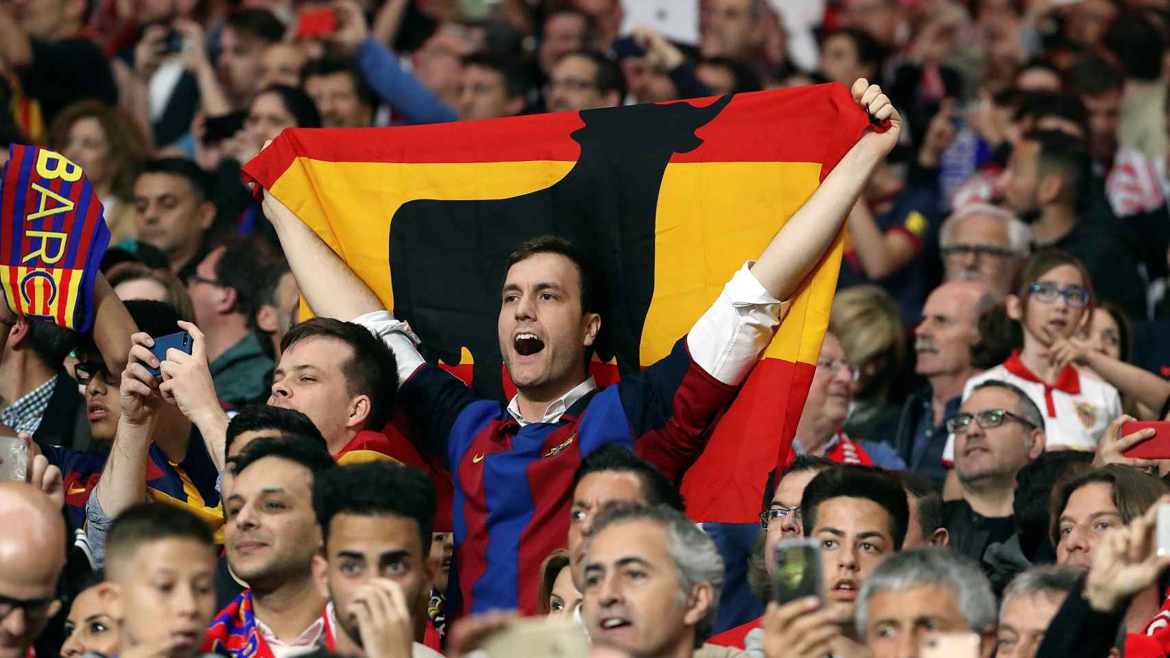 Un aficionado del Barça con la bandera de España.