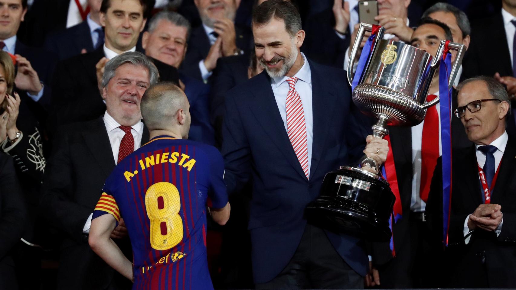 Andrés Iniesta saluda al Rey Felipe para recoger el trofeo de Copa.