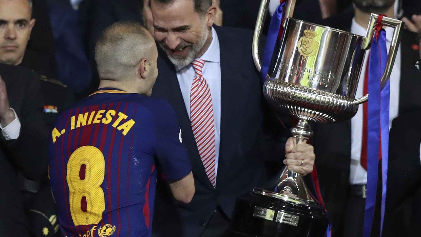 El Rey saluda a Andrés Iniesta antes de otorgarle la Copa.
